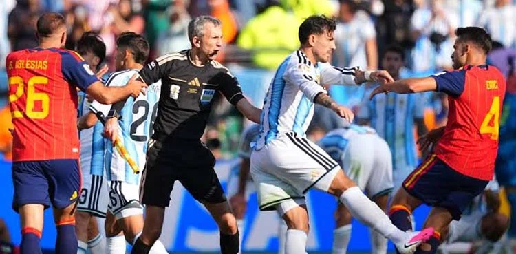 Players clash at FIFA world cup final.