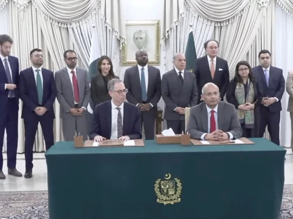 Google team at a reception hosted by government of Pakistan.
