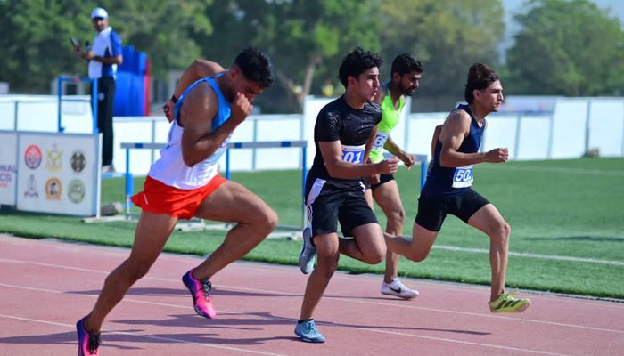 Ateletes run towards the ending point