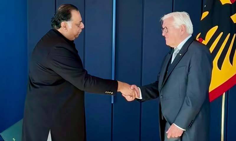 Pakistan's ambassador shakes hands with German president after presenting him his credentials.