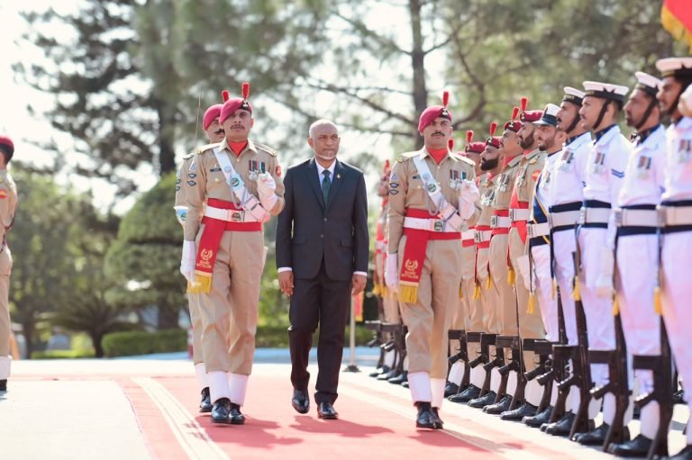 Maldives President receives guard of honor at Prime Minister House in Islamabad