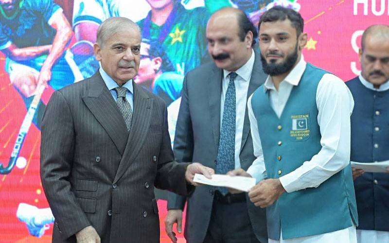 MMA player receives cash award from prime minister