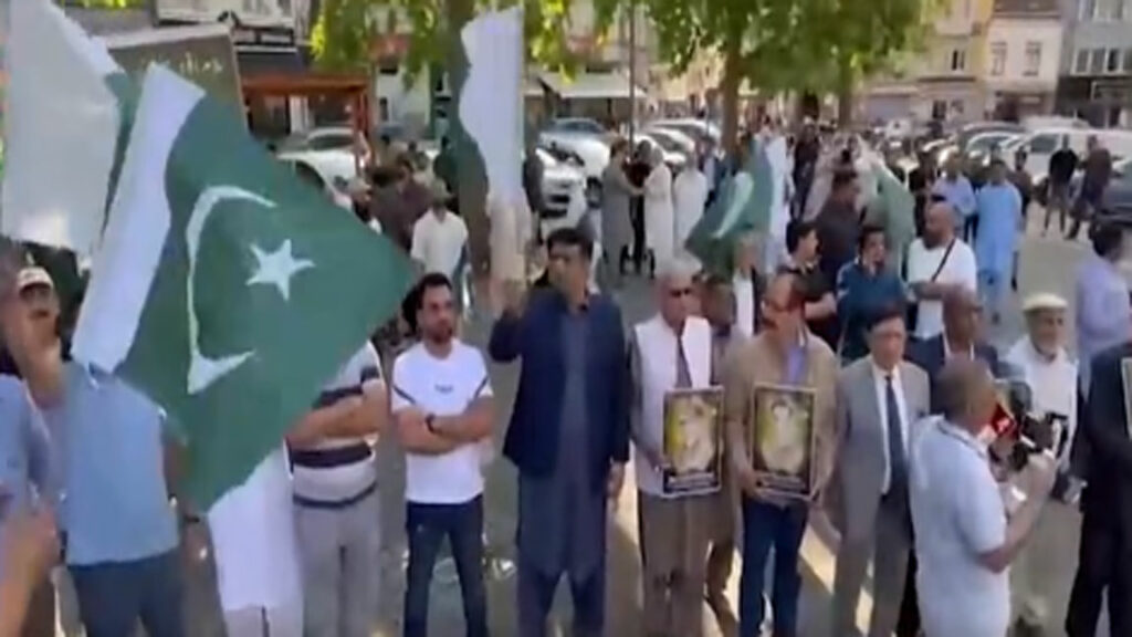 Pakistanis rally in Paris