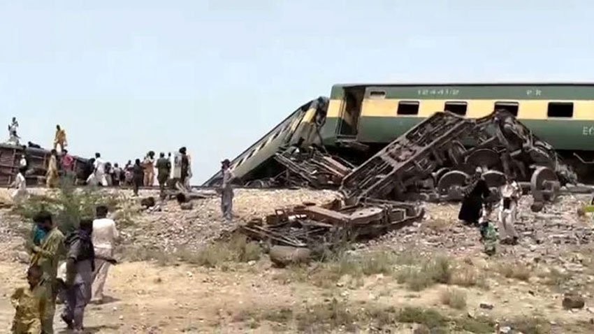 15 killed in train derailment near Nawabshah