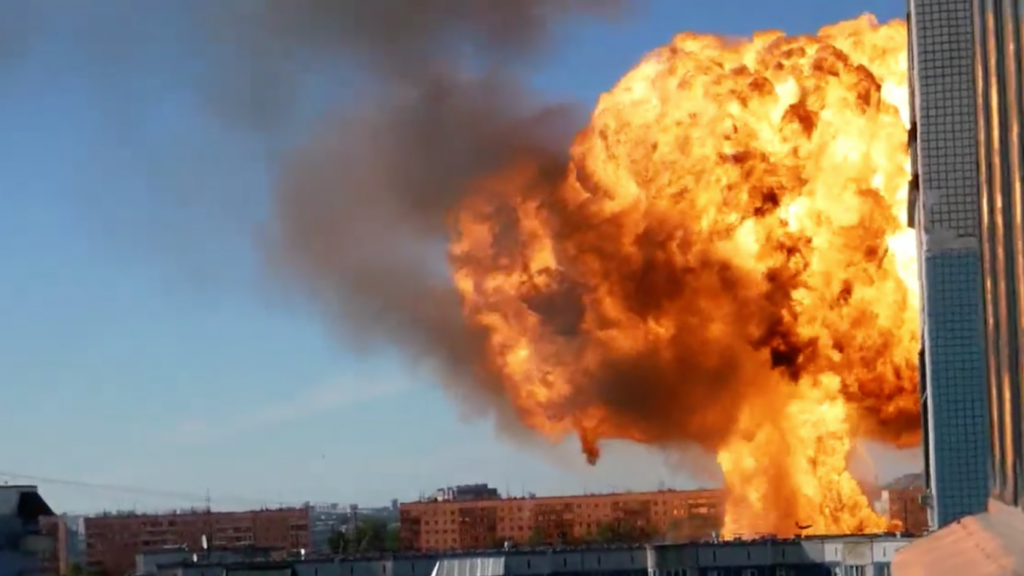 Explosion in filling station kills 25