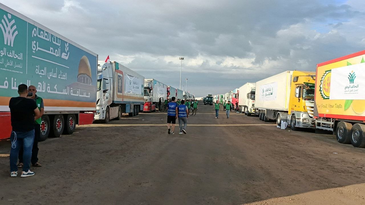 Trucks carrying relief goods still wait for opening of Rafah crossing