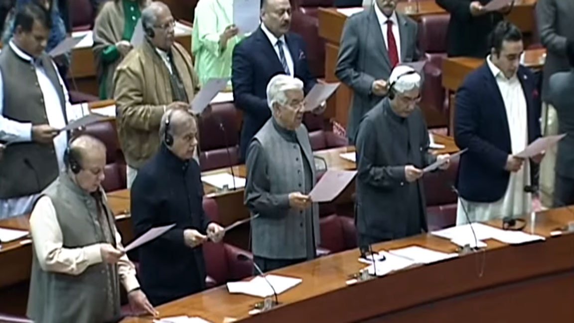 16th National Assembly members take oath