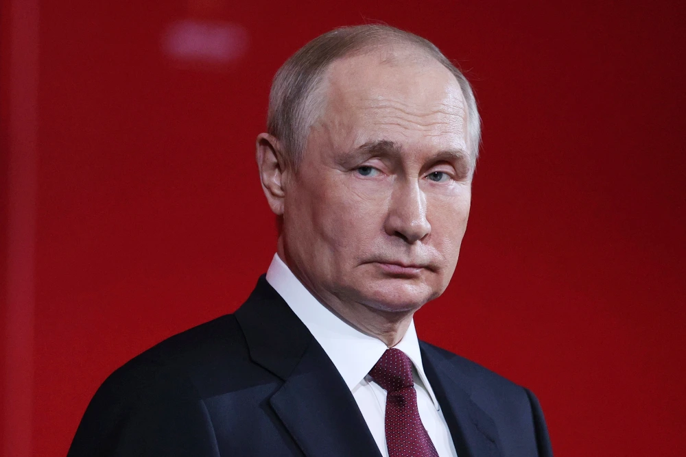 Russia expels six UK diplomats as tensions rise over Ukraine