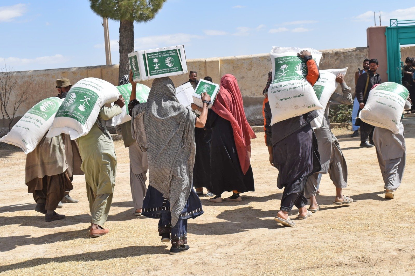 KSrelief distributes 30,000 food packages to vulnerable communities